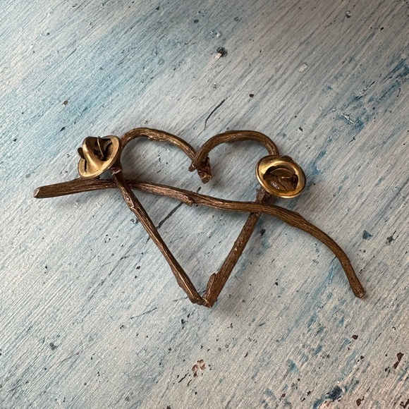 Antiqued brass grapevine-like rustic heart pin - Picture 5 of 8